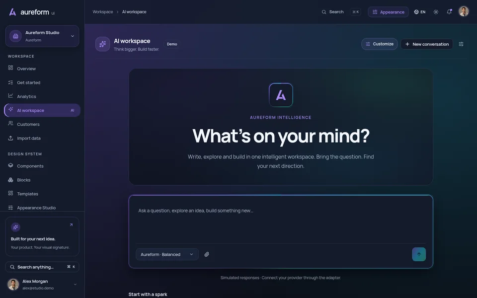 Pantalla de conversación IA incluida, en inglés, con editor de mensajes y aviso de demo local.